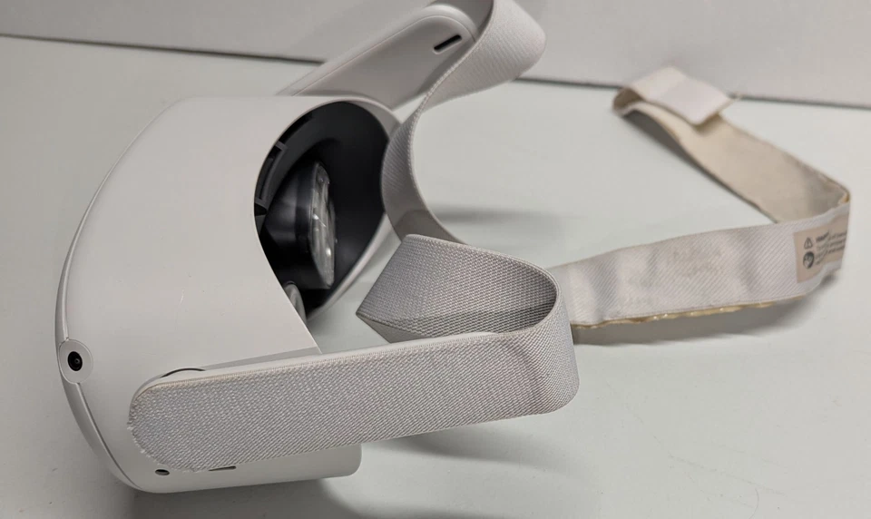 Oculus Quest 2 All-in-one VR Headset  - White Headset ONLY No Controllers - Image 2 of 4