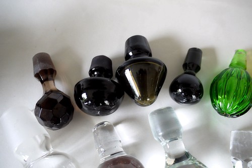 Konvolut Sammlung 27 Stöpsel Stopfen f. Karaffen Flacons Kristall Glas Pressglas - Bild 6 von 7