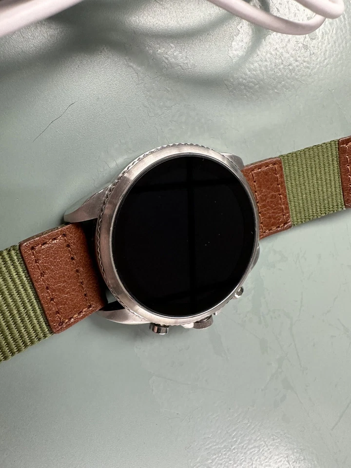 Reloj inteligente Fossil DW13F2 plateado de acero inoxidable recargable con pantalla táctil redonda Foto 2 de 4