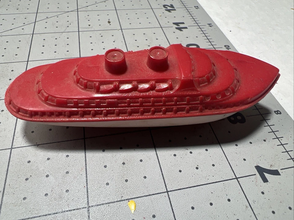 Barco de juguete de plástico duro vintage Banner EE. UU. 4" rojo y amarillo Foto 2 de 3