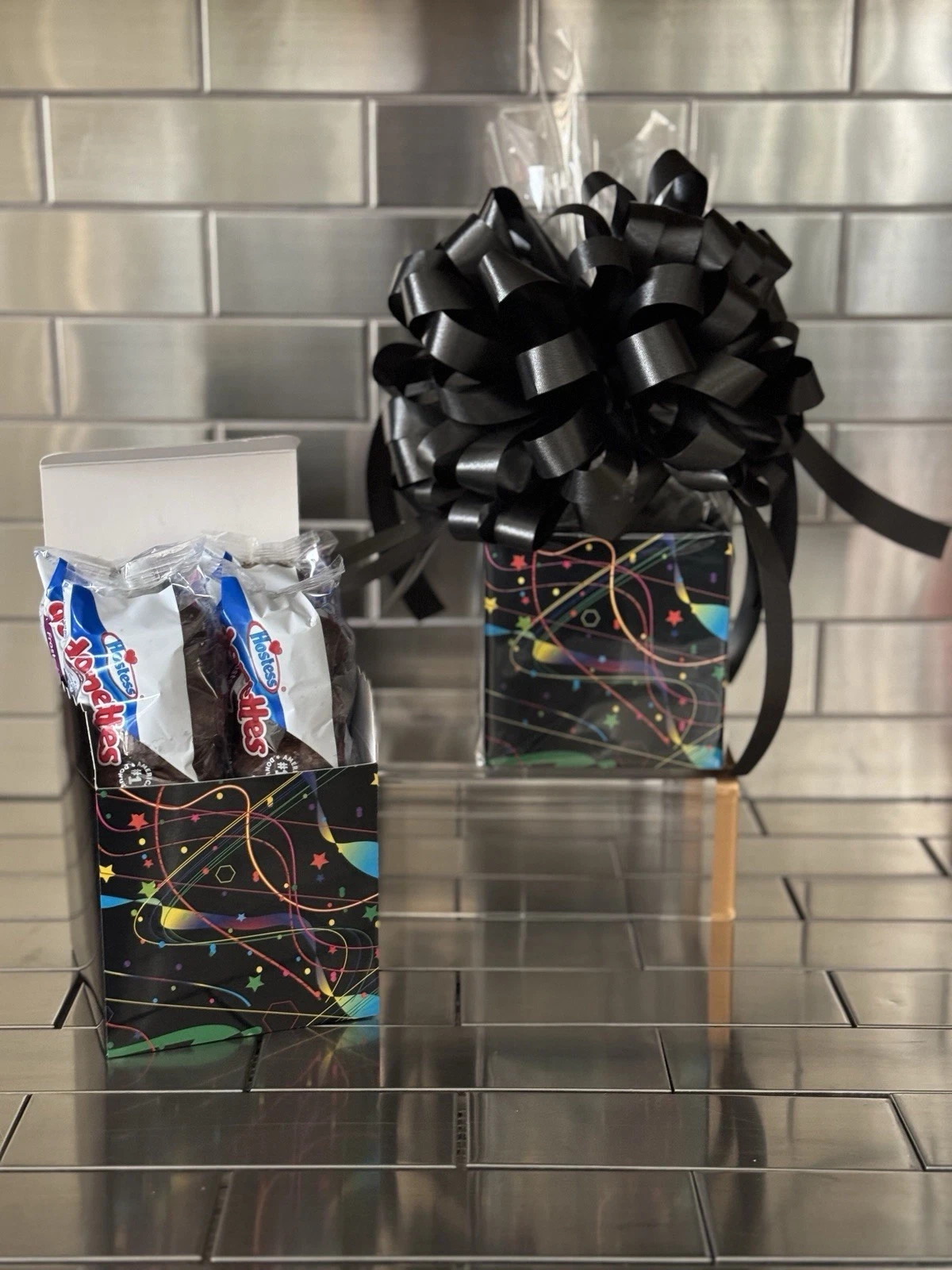 Cesta de regalo de graffiti/caja de regalo de donas con rosquillas de chocolate envueltas con lazo