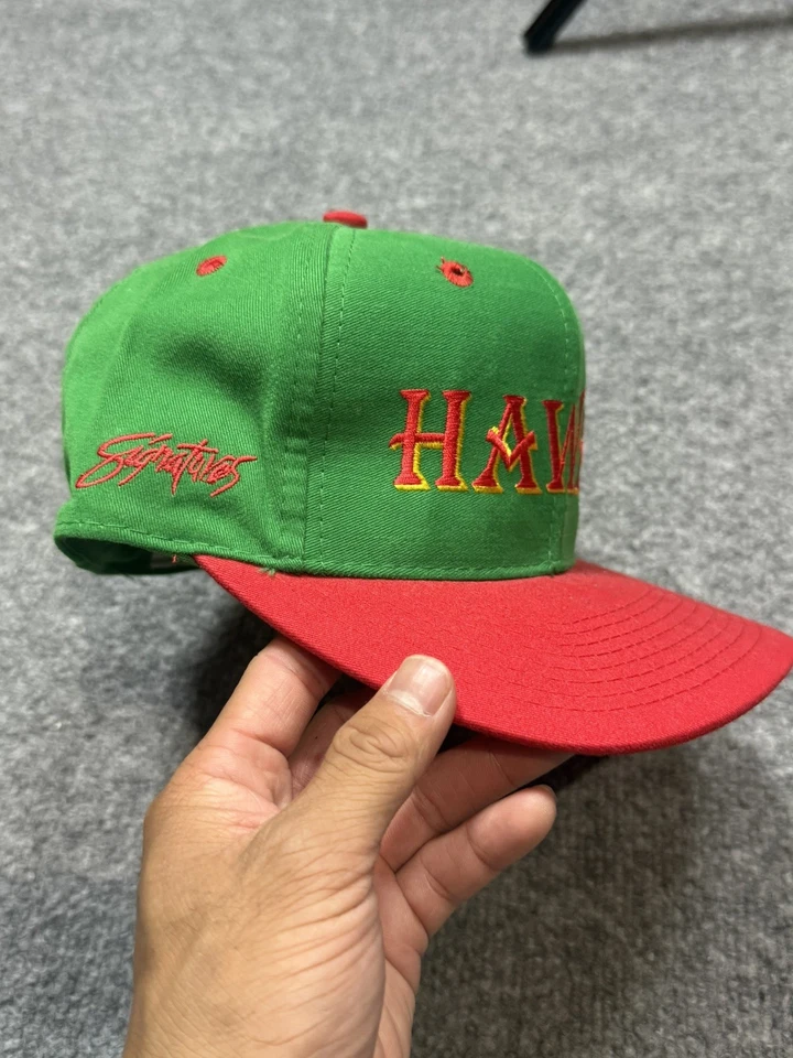 Sombrero ajustado arco iris vintage de la firma de la Universidad de Hawaii años 90 logotipo de la NCAA talla 7 Foto 3 de 4