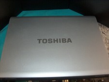 TOSHIBA GEBRAUCHTER / GEBRAUCHTER LAP TOP COMPUTER MIT 17" BILDSCHIRM NICHT GETESTET SAUBER COMPUTER