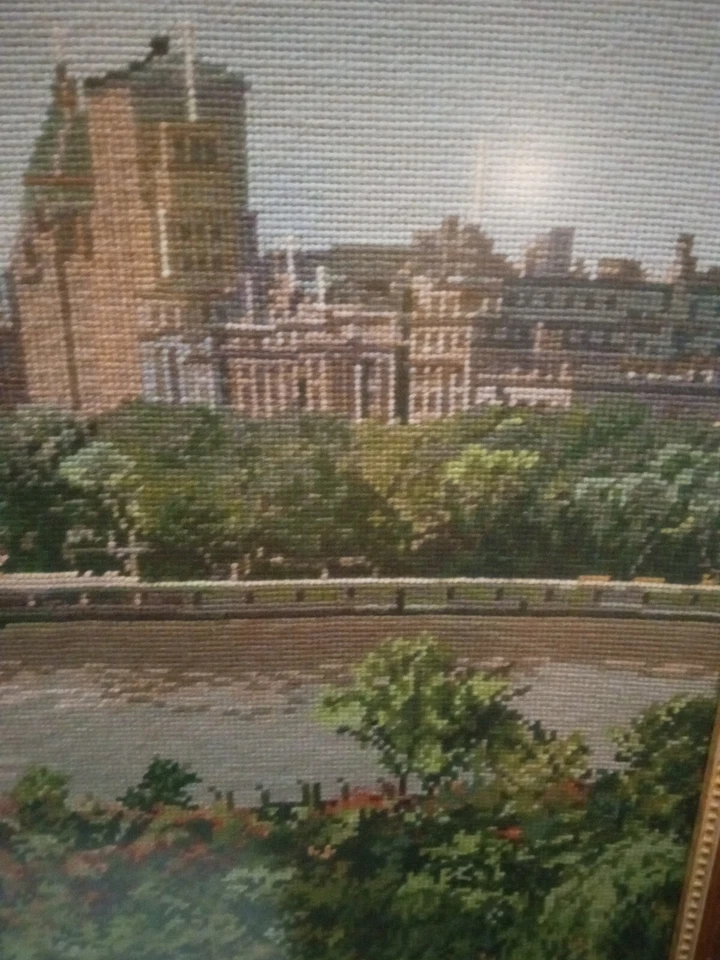 INCREÍBLE ESCENA BORDADA DE CIUDAD JUNTO AL AGUA Foto 2 de 4