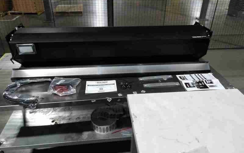 Retrax PowertraxPRO XR Tonneau Cover For 20-26 Chevrolet/GMC 2500/3500 6'9" Bed - Image 3 of 4