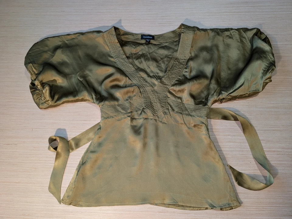 Blusa Vintage Satén Manga Abullonada Oliva Bebe Corbata Trasera y Cremallera Lateral Talla XS Foto 2 de 4