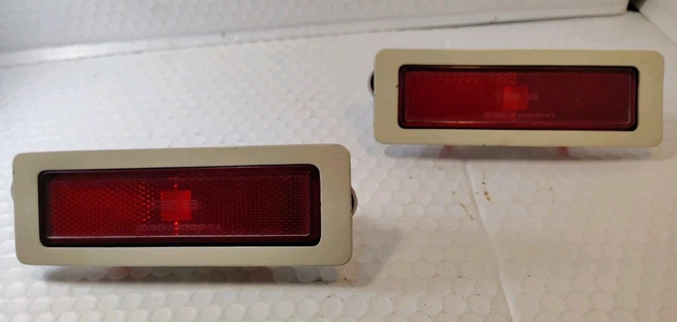 1985 Oldsmobile Cutlass Supreme 4 Door Rear Marker Lense & Bezel Set - Image 3 of 4