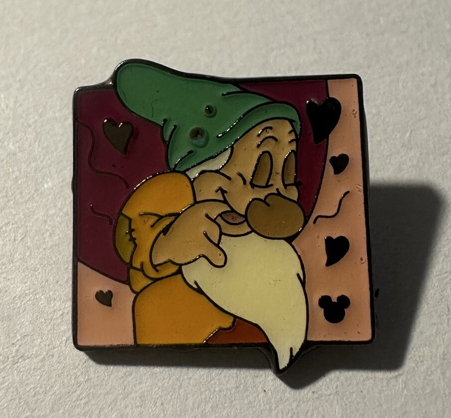 Disney Pin 100651 - 2014 Hidden Mickey HKDL Bashful Snow White and the 7 Dwarfs
