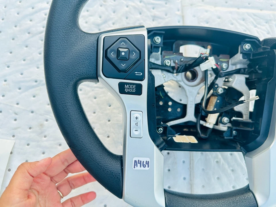 Volante Toyota Tundra 2014-2021 con interruptores de control de crucero OEM Foto 2 de 4