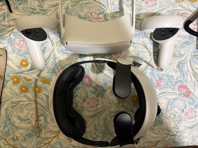Oculus Quest 2 128GB Headset with 2 Controllers FOR PARTS ONLY