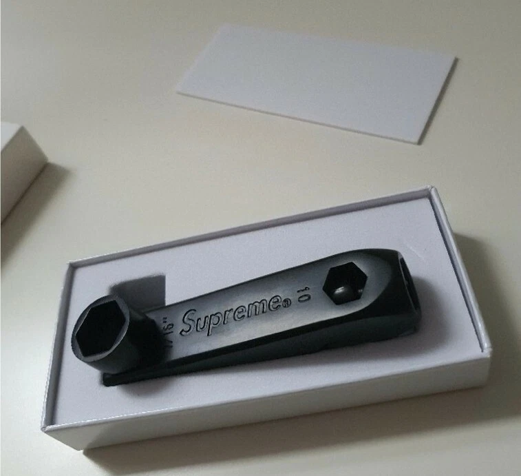 Strumento Per Skate Supreme Pipe SS20 Nero Metallico Lucido Accessorio