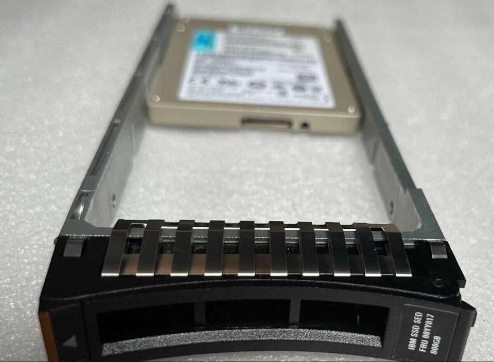 IBM 00YY018 800GB 00YY017 12Gb/s 2.5'' SAS Solid State Drive SSD NEW - Image 4 of 4