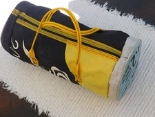 borsa artigianale fatta con sacca vela windsurf riciclata, nera gialla azzurra