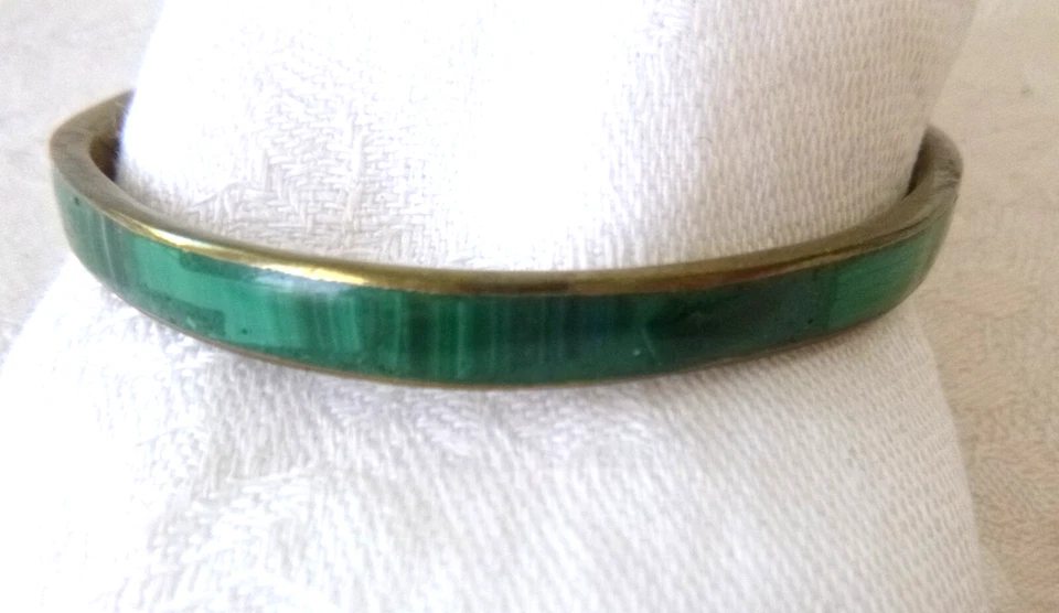 Brazalete brazalete artesanal de malaquita con incrustaciones de latón 8 pulgadas alrededor del interior 1/4" de ancho Foto 2 de 4