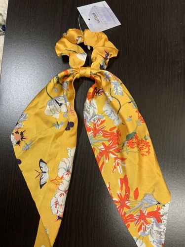 NEU Scunci Collection Haarschal Satin Scrunchie - gelb geblümt - Bild 1 von 2