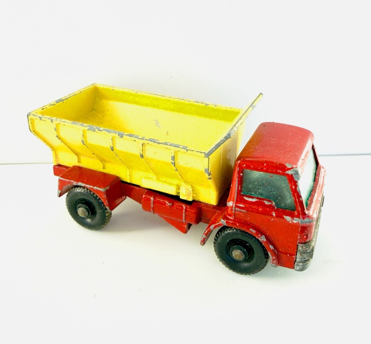 LESNEY MATCHBOX No. 70 GRIT SPREADING TRUCK 1966 Toy Farm Dump