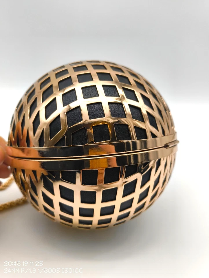 H&M trendy Kugel  Ball Tasche in Goldfarben schwarz Kette 13 cm durchm (BE Impor - Bild 2 von 4