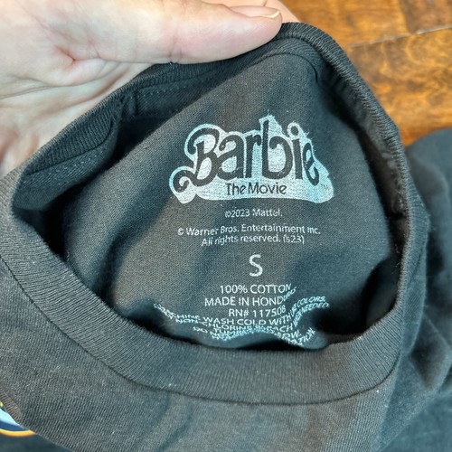 NUEVO CON ETIQUETAS Barbie La Película Soy Kenough Camiseta Manga Corta Negra Para Mujer Talla Pequeña - Imagen 4 de 7