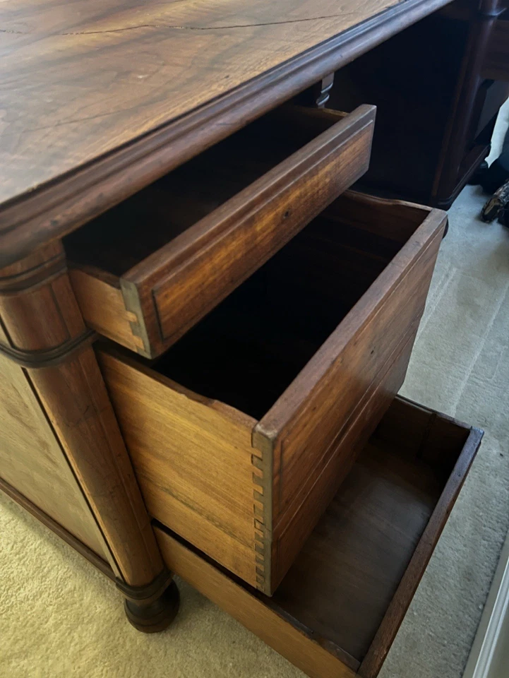 Escritorio ejecutivo grande de nogal Foto 3 de 4