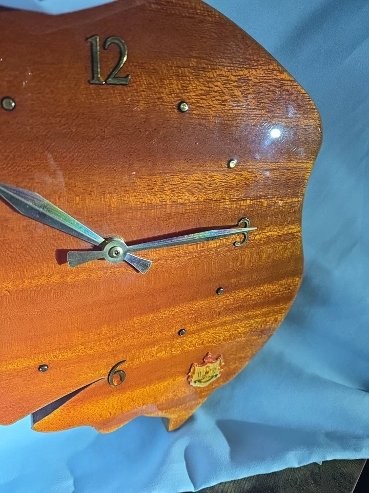 Raro Relógio de Parede Vintage de Madeira KOA Georgoso com Brasão Havaiano Pesado 🔥 🔥 - Imagem 3 de 4