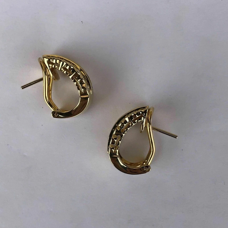 Pendientes Omega de aros con corte princesa de 3,0 quilates enchapados en oro amarillo de 14 k Foto 2 de 4