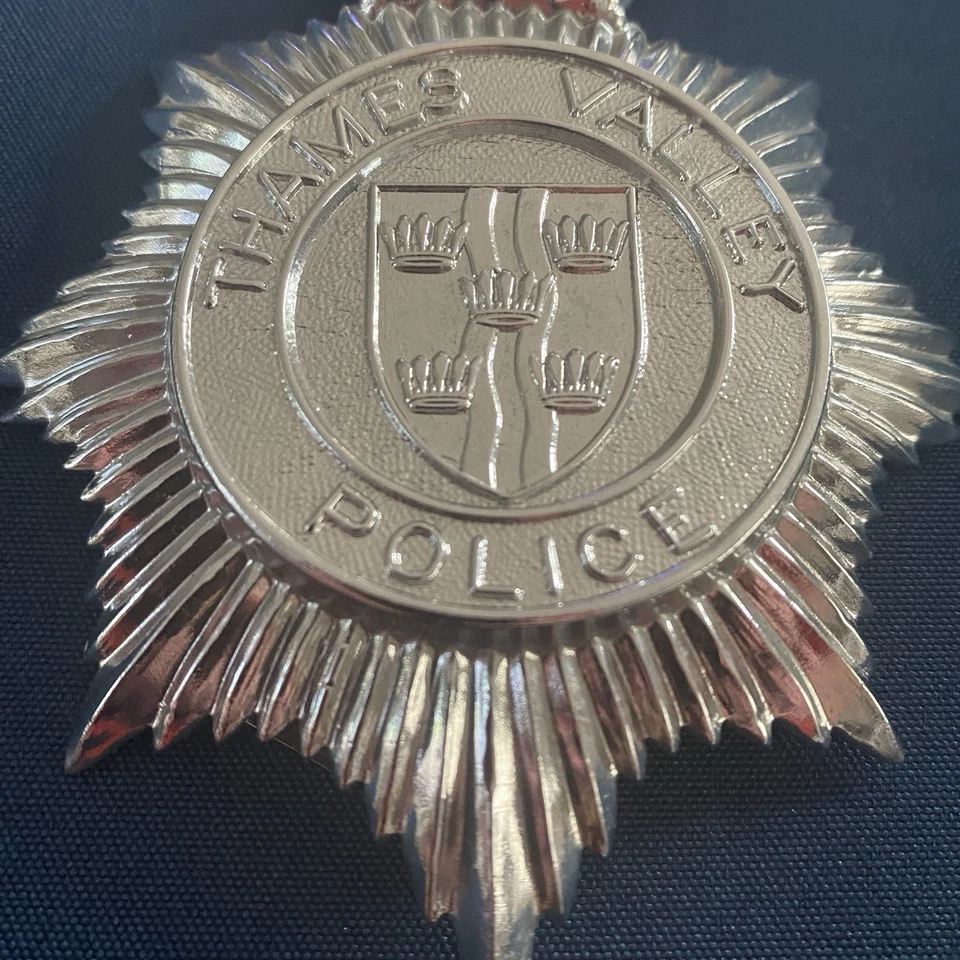 Juego de dos insignias de sombrero de policía del valle del Támesis - 1 casco y 1 sombrero. Raro/Obsoleto. Foto 2 de 4