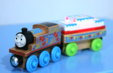 2018 Fisher Price Thomas Train Wooden Birthday Thomas with Musical Cake Car 