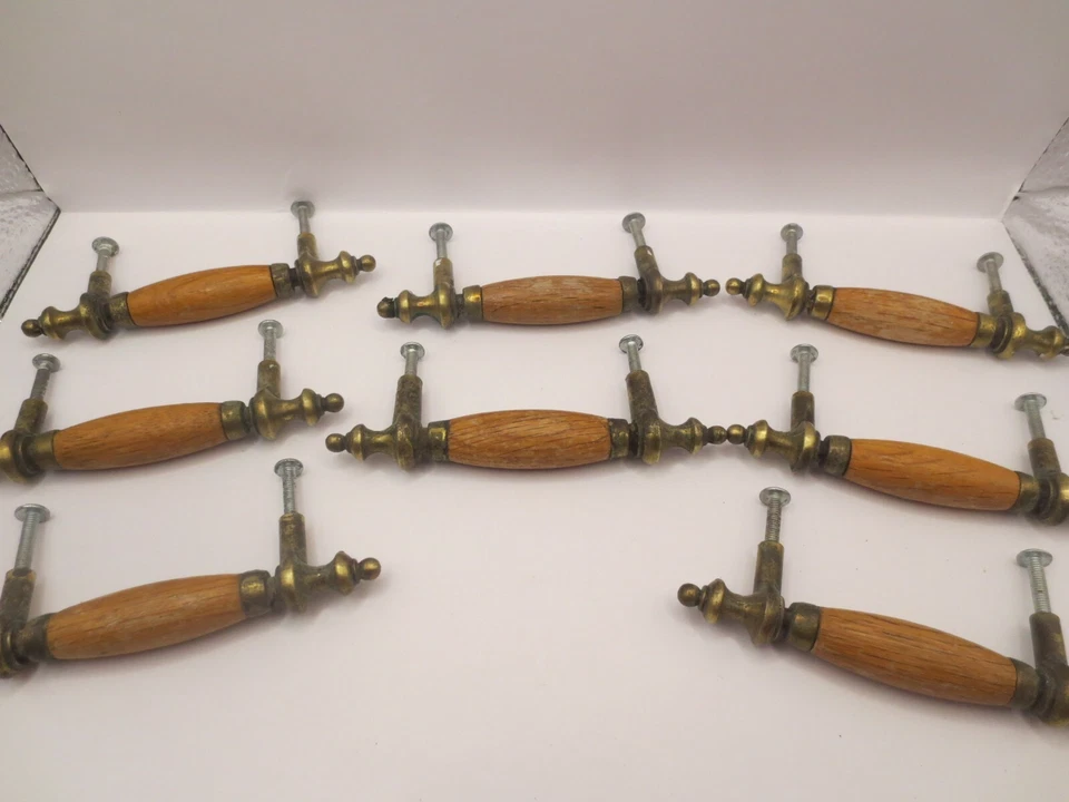 Tiradores de cajón de madera y latón reciclados rescatados de colección - manijas de gabinete de roble y metal Foto 3 de 4