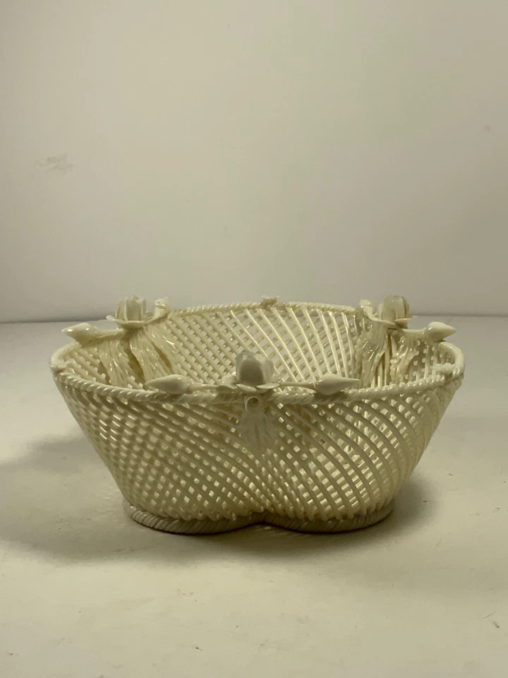 Cesta tejida de porcelana irlandesa Belleek vintage de los años 50 con flores aplicadas de 5,5 pulgadas Foto 4 de 4