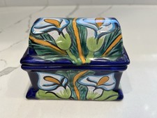 Caja de baratijas de cerámica mexicana Talavera blanca cala lirios con tapa pintada a mano