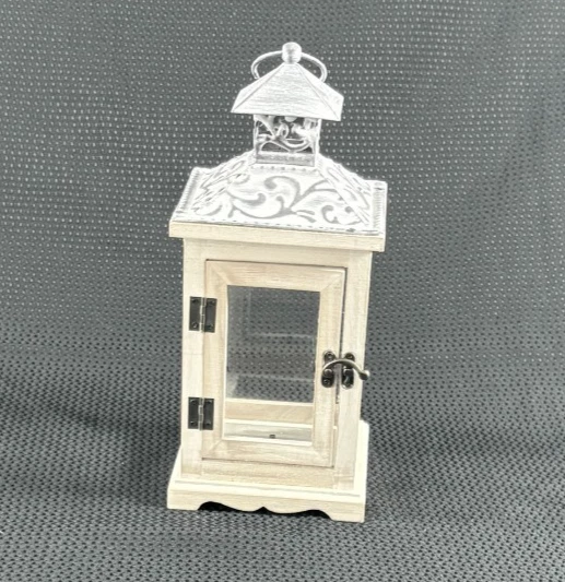 Белый деревянный фонарь с вентилируемым металлическим верхом, дверь с защелкой высотой 12 дюймов 5,5 дюйма x 5,5 дюйма основание - Изображение 2 из 4