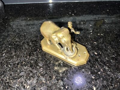 Vintage kleiner Messing Elefant Fütterung mit Halter wie vorgefunden