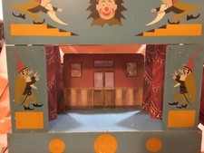 TEATRINO IN LEGNO VINTAGE-N.12 MARIONETTE IN GESSO-STOFFA-CON ALCUNE SCENOGRAFIE