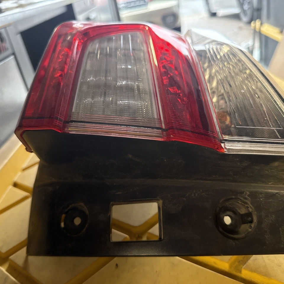 Luz trasera derecha Subaru Crosstrek 2015/19 OEM usada viene con cableado y bombillas Foto 4 de 4