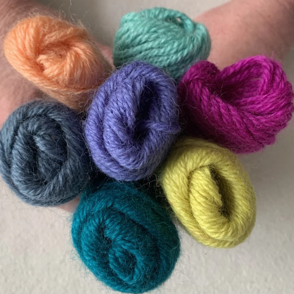 Crewel 针尖纱 100% 羊毛哥伦比亚 Minerva 7 骨架桃蓝色玉头 — 第 2/4 张图片