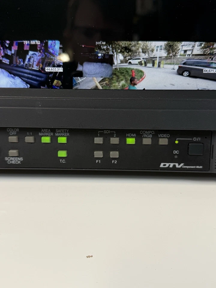 JVC DT-E17L4G 17” Multi-format LCD Video Studio Monitor With HDMI And Handle - Image 3 of 4