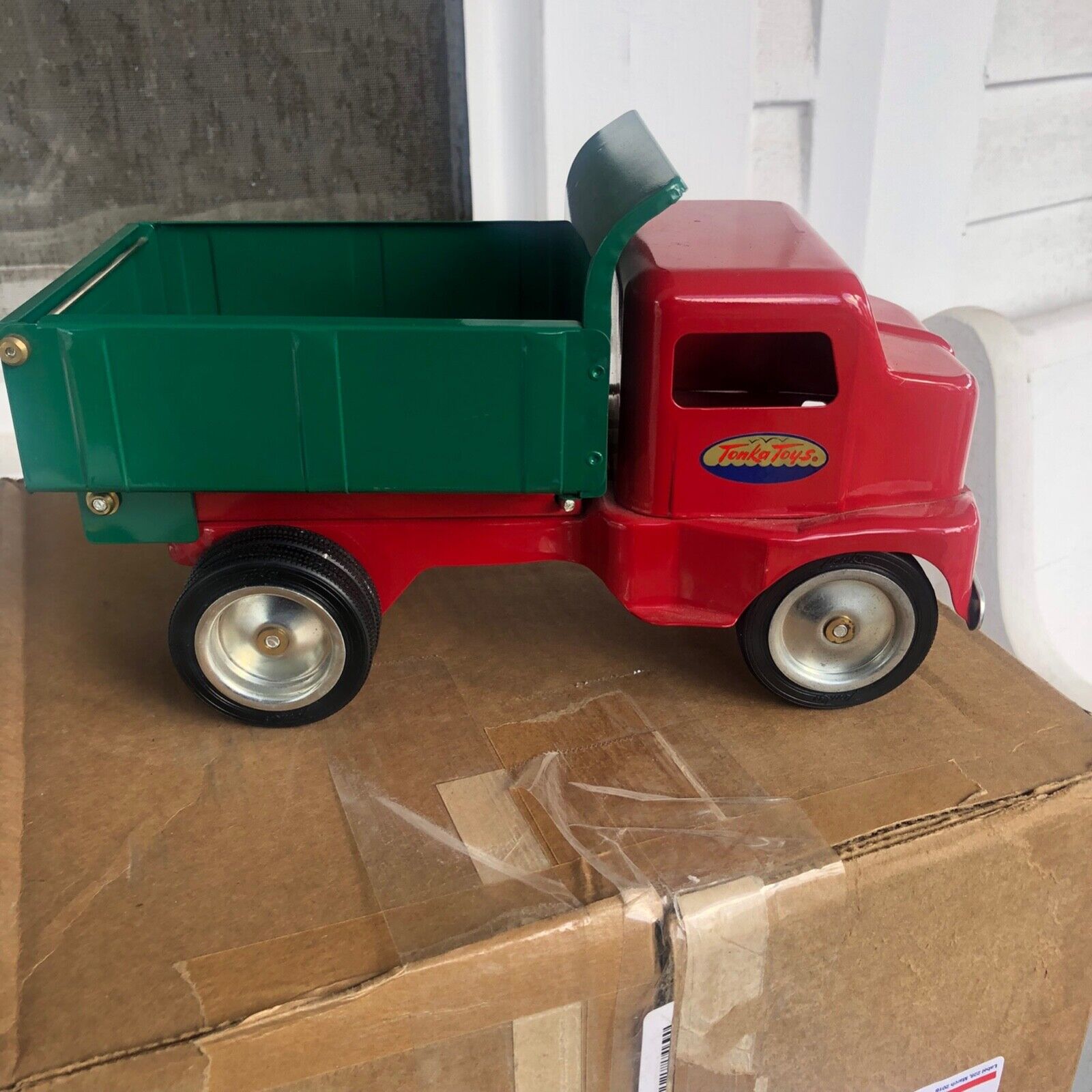 c1997 Tonka anniversary remake 1953 red and green dump truck mint condition