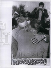 1959 Press Photo Egyptian President Nasser hugging Yugoslavian President Tito