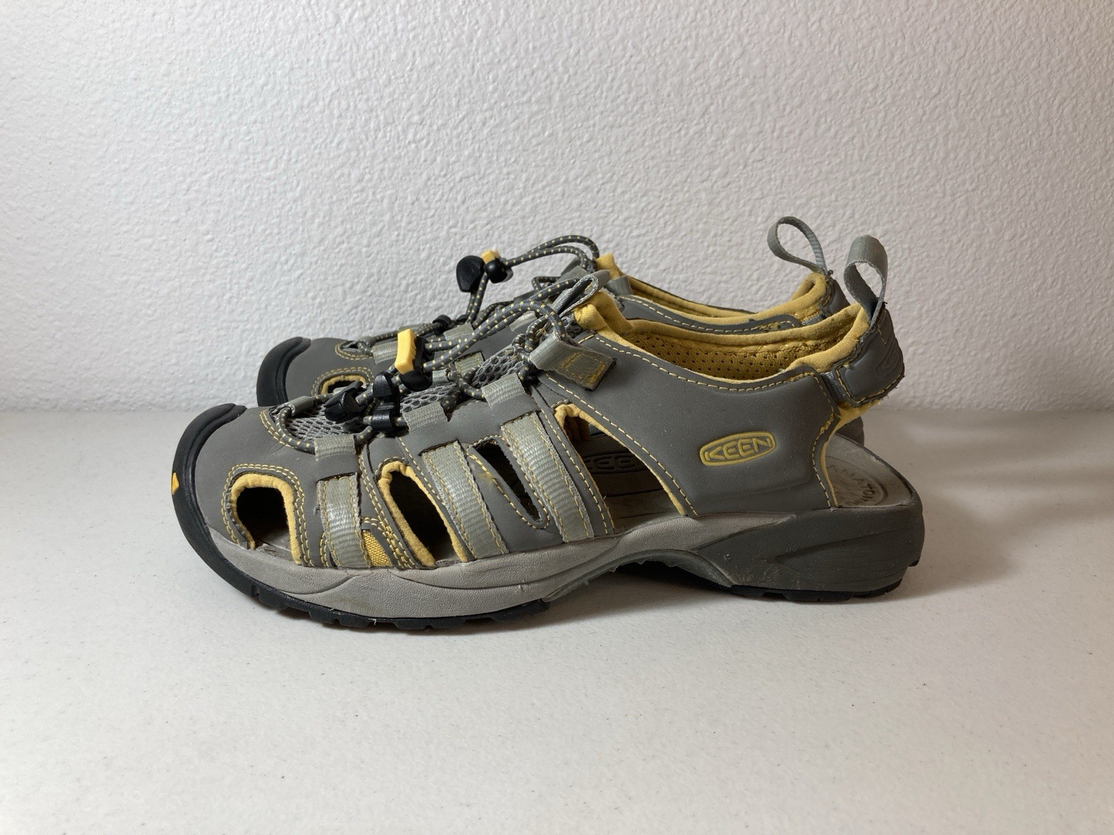 Keen Sandalo scarpa da donna grigio e giallo per escursionismo in acqua taglia 8