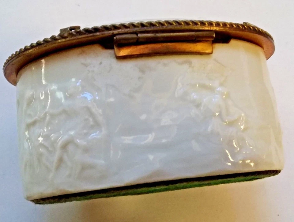 Bonbonnière ou boite en porcelaine et laiton décor chérubins fin 19ème - Photo 4/4