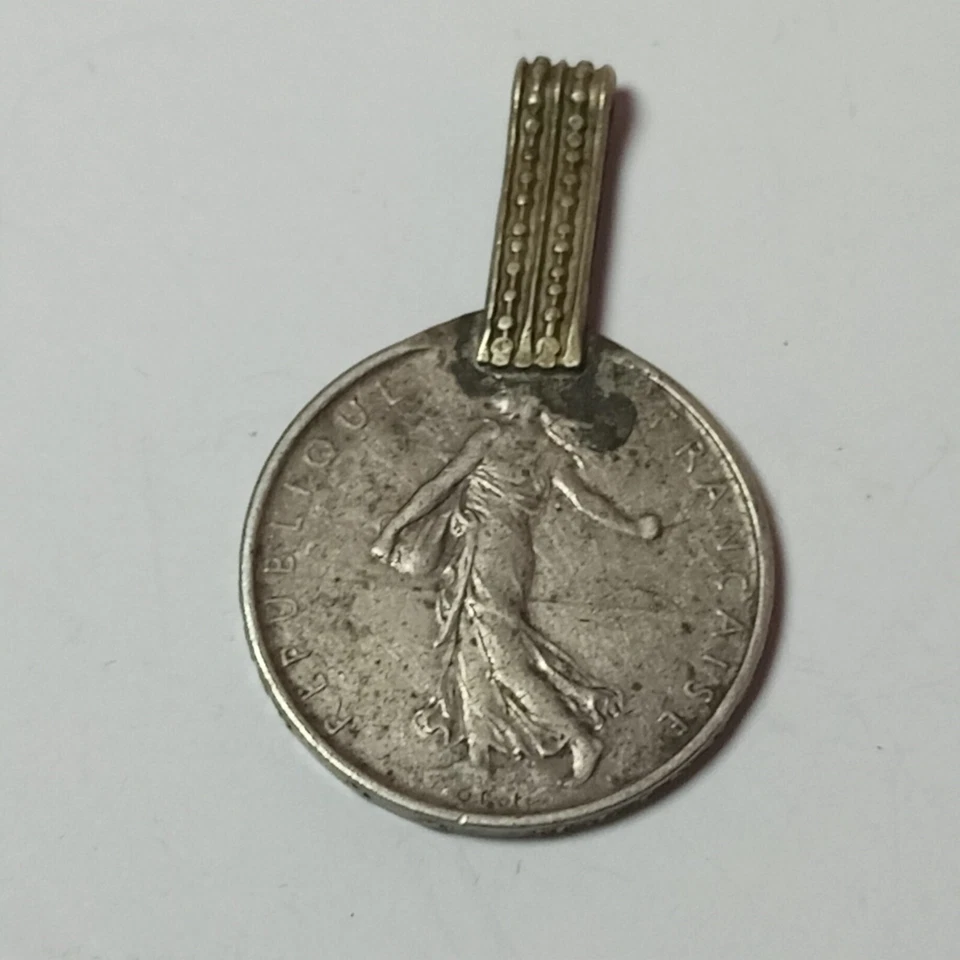 Un colgante antiguo único hecho de una moneda de plata antigua de Francia de 1964 Foto 2 de 4