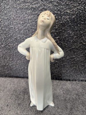 Lladro Figur 8'' Mädchen mit Haltung / Schmollende Haare in Zöpfen Nachthemd 4872