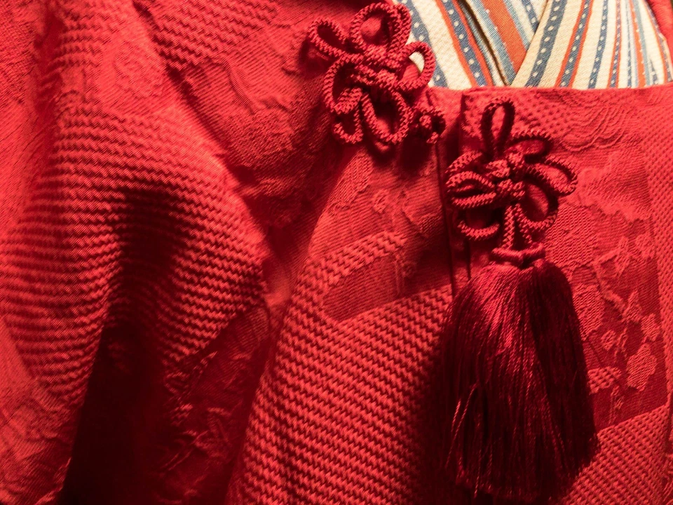 Abrigo Michiyuki Vintage Rojo Escarlata Seda Borlas Grandes para Kimono Kitsuke: May21A Foto 3 de 4