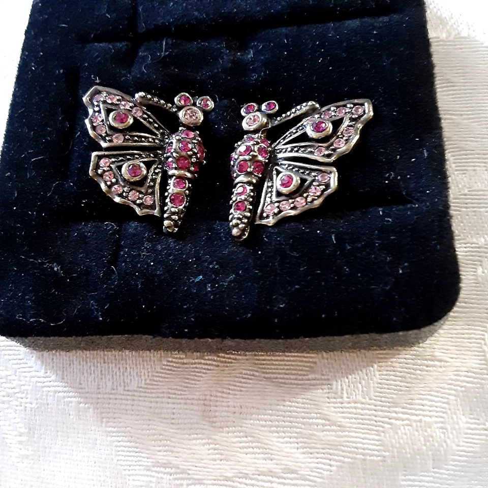 COLLAR MARIPOSA HEIDI DAUS IMITACIÓN PERLA BLANCA Y CRISTAL ROJO con JUEGO DE PENDIENTES Foto 3 de 3