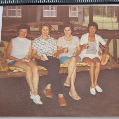 Photo INTERESTING PORCH SWING Casual Ladies Women Enjoying a Drink Vintage