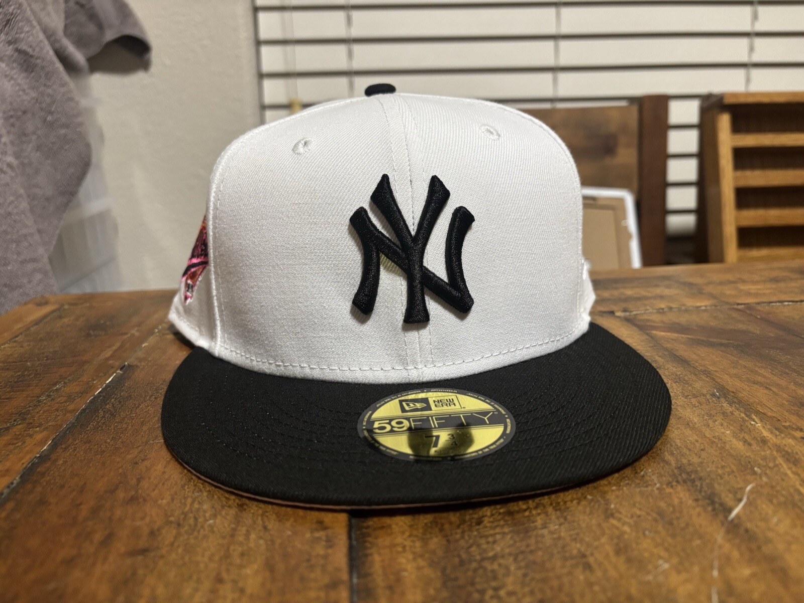 Hat Club New York Yankees 1996 WS White Black New Era Fitted Female 7 3/4 PinkUV