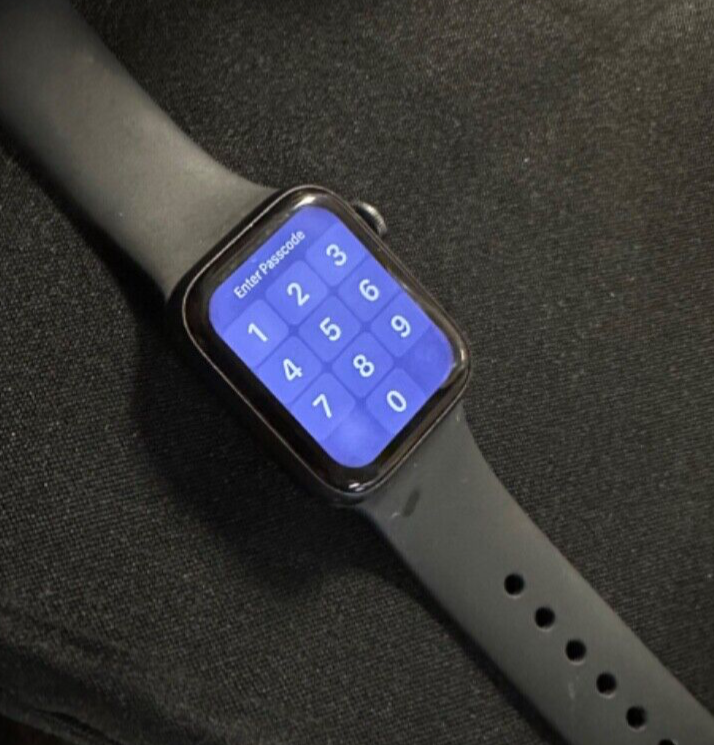 Apple Watch SE GPS 40mm Space Gray Aluminum Case Black Sport Band-image