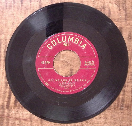 JOHNNIE RAY & RAY CONNIFF IN THE CANDLELIGHT/JUST WALKING IN... VINYL 45 62-122 - Picture 2 of 3