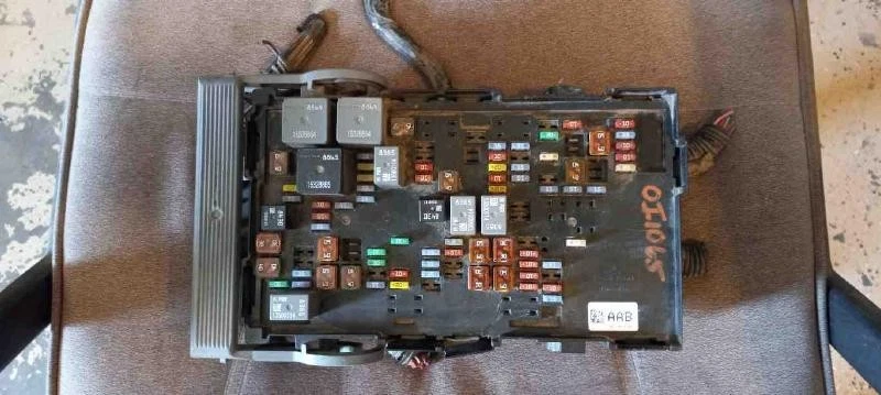 2010-2014 Chevrolet  Chevy Tahoe,Cadillac Escalade Engine Fuse Box OEM Foto 2 de 4