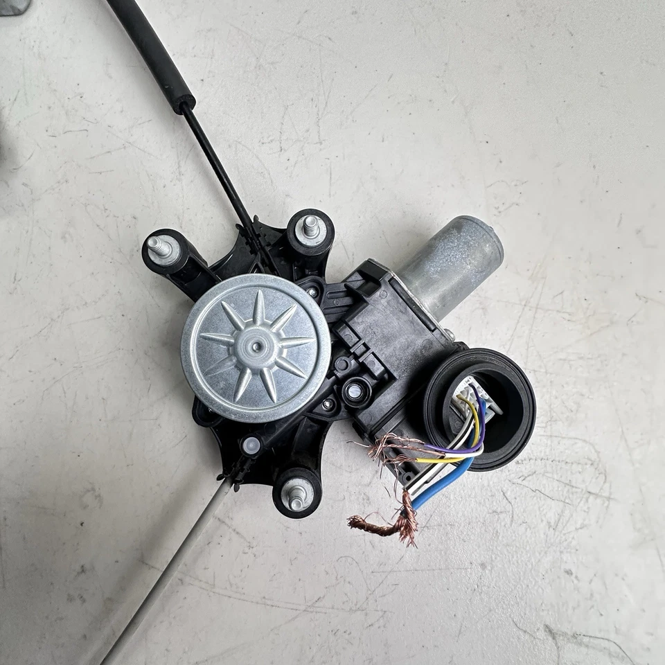 2020-22 TOYOTA COROLLA FRONT LEFT DRIVER SIDE DOOR WINDOW REGULATOR & MOTOR OEM - Image 2 of 4